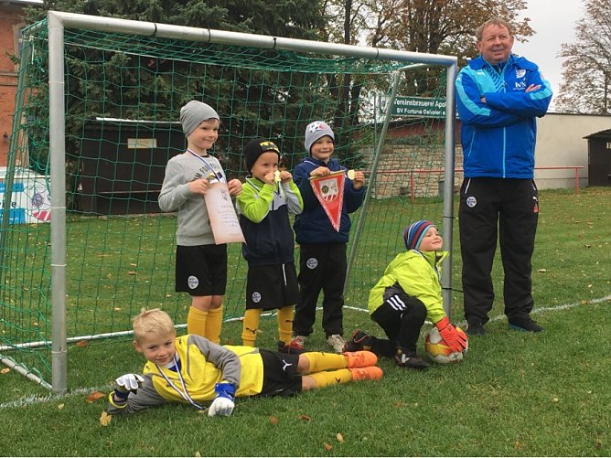 Die Kinder unserer Mannschaft in Gehofen: Oben: Tom Fuhrmann, Mika Lingst&auml;dt, Oskar Weise, Trainer Frank Ludwig; Unten: Leonart Konstantin G&ouml;risch, Daniel Weise (v.l.n.r.) (Foto: FSV Wacker 90 Nordhausnen)