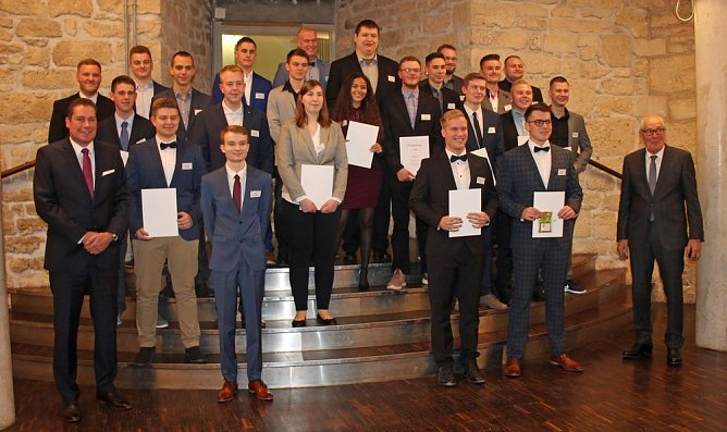 Absolventen f&uuml;r ausgezeichnete Ausbildungsergebnisse geehrt (Foto: Karl-Heinz Herrmann)