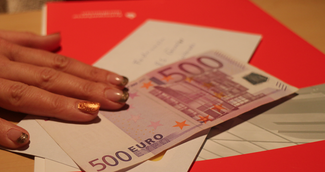 Verein Sozialfonds &uuml;bergab Spenden (Foto: Angelo Glashagel)