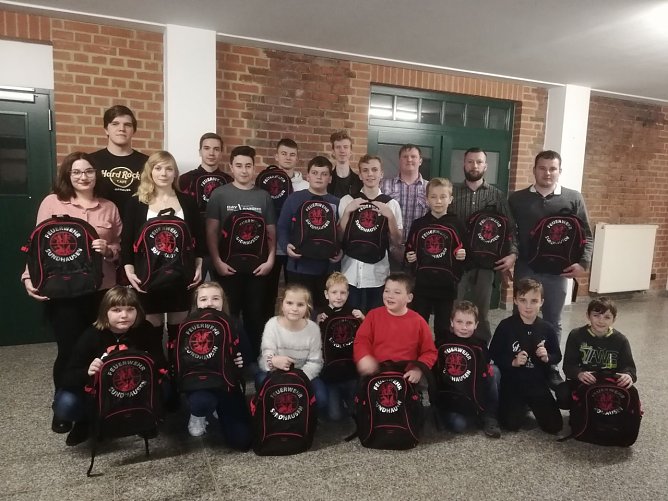 Zur Weihnachtsfeier gab es f&uuml;r den Sundh&auml;user Feuerwehrnachwuchs neue Rucks&auml;cke (Foto: Mario Willhardt)