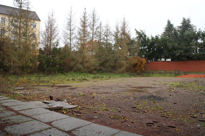 Auf dem Areal der abgerissenen Leichtbauhalle der Grundschule soll ein &ouml;ffentlich nutzbarer Bolzplatz entstehen (Foto: Angelo Glashagel)
