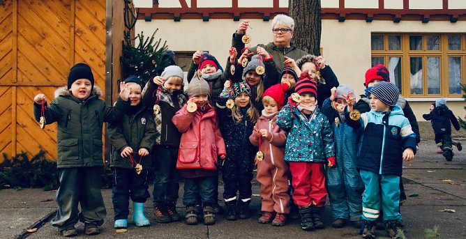 Die Kinder des &ouml;kumenischen Kindergartens schm&uuml;ckten heute morgen die Weihnachtsb&auml;ume vor der Blasiikirche (Foto: Angelo Glashagel)