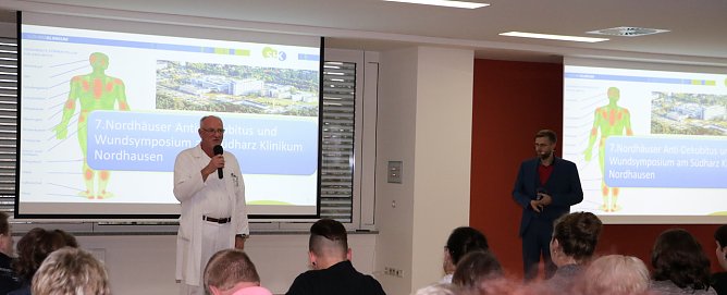 Der medizinische Gesch&auml;ftsf&uuml;hrer Dr. med. Brucke begr&uuml;&szlig;te die G&auml;ste (Foto: SHK)