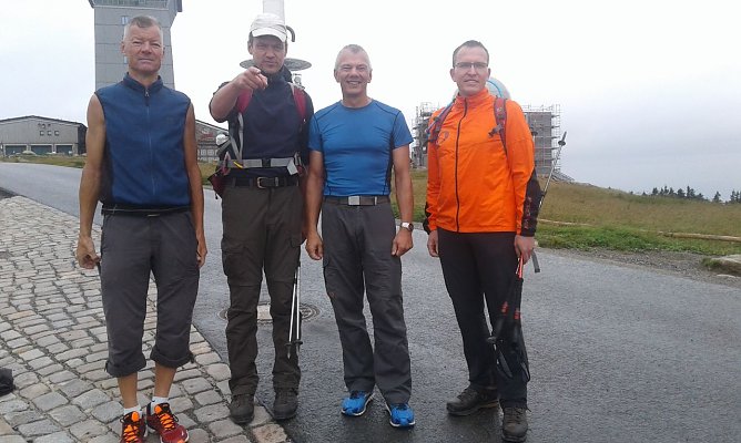 Detlef Koch (l.) am Mittag des 05.08.2017 beim 11. Harz-Hunderter EXTREM &uuml;ber 147 km von Seesen nach Lutherstadt Eisleben auf dem Brocken.  (Foto: Bodo Schwarzberg)