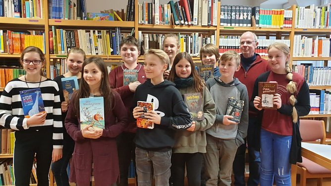 Die Teilnehmer des Vorlesewettbewerbs mit Dietrich Rose (Foto: Heike Roeder) Die Teilnehmer des Vorlesewettbewerbs mit Dietrich Rose (Foto: Heike Roeder)