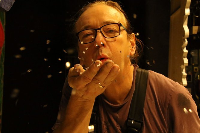 Carsten Stürmer war heute für das "aufglitzern" des Bühnenbildes zuständig (Foto: Angelo Glashagel) Carsten Stürmer war heute für das "aufglitzern" des Bühnenbildes zuständig (Foto: Angelo Glashagel)