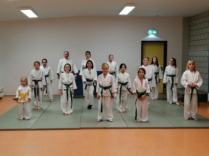 M&auml;dchenselbstverteidigungsgruppe Heringen bedankt sich bei Sponsoren (Foto: Selbstverteidigung Heringen)