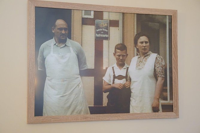 Rolf Hoppe als Kind mit seinen Eltern vor der B&auml;ckerei in Ellrich. (Foto: Susanne Schedwill)