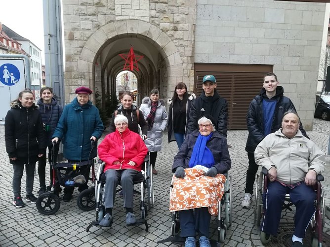 Mit Senioren auf dem Weihnachtsmarkt (Foto: Heidrun Schieke Schulleitung IWK Nordhausen) Mit Senioren auf dem Weihnachtsmarkt (Foto: Heidrun Schieke Schulleitung IWK Nordhausen)