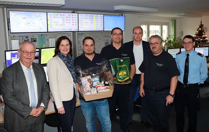 Die Landr&auml;te Antje Hochwind-Schneider und Matthias Jendricke besuchten jetzt die gemeinsame Rettungsleitstelle des Kyffh&auml;userkreises und des Landkreises Nordhausen (Foto: Pressestelle Landratsamt Nordhausen)