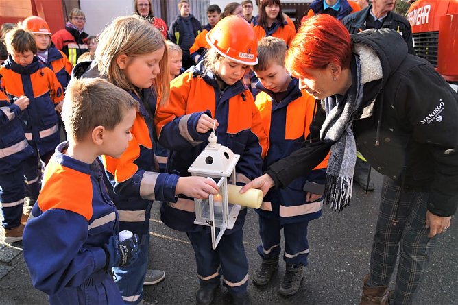 Katrin Sch&ouml;nemann empf&auml;ngt in Niedersachswerfen die Jugendwehr und das Frriedenslicht.  (Foto: Susanne Schedwill)