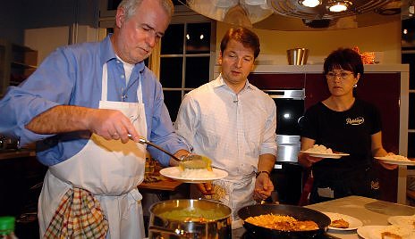 Küchenchef: Jürgen Reinholz mit Intendant Tietje (Foto: Wiethoff) Küchenchef: Jürgen Reinholz mit Intendant Tietje (Foto: Wiethoff)