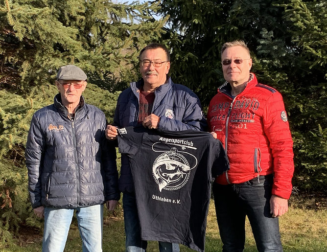 Die Uthlebener Angler freuen sich &uuml;ber neue Vereins-Shirts (Foto: Thomas Schlegel)