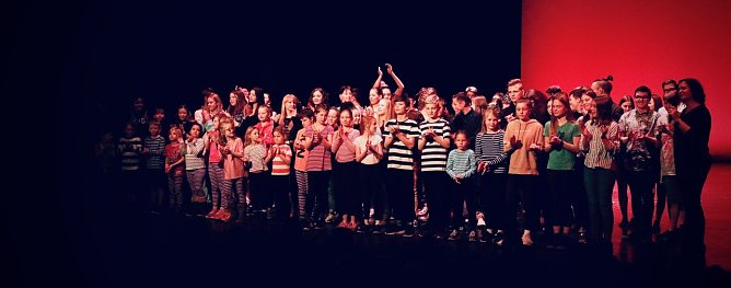 Wenn der Kulturnachwuchs geschlossen auf die B&uuml;hne kommt, bleibt nicht viel Platz -  das St&uuml;ckwerk No. 17 in Nordhausen zeigte warum  (Foto: Angelo Glashagel)