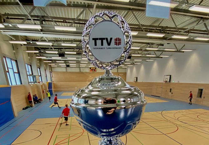 Nach spannenden Spielen und f&uuml;nf Stunden Faustball war es geschafft! Katja Franke holt mit ihrem Team bei den Frauen ihrer Altersklasse die Th&uuml;ringer Landesmeisterschaft (Foto: Martin Gremmer)