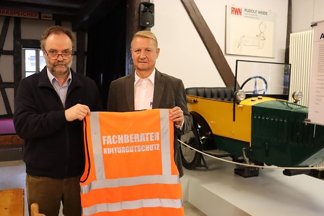 Torsten He&szlig;, Vorsitzende des Notfallverbundes und Mitarbeiter der Stiftung Gedenkst&auml;tten Buchenwald und Mittelbau-Dora, erh&auml;lt die Kulturgut-Notfallwesten aus den H&auml;nden von Norbert Grahl, Inhaber KDS Kopier- und Drucksysteme (Foto: Pressestelle Stadt Nordhausen)