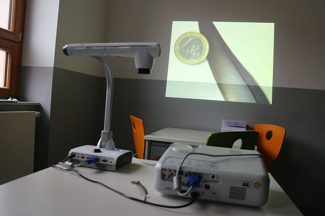 Das Preisgeld wurde in eine Dokumentenkamera investiert (Foto: Angelo Glashagel) Das Preisgeld wurde in eine Dokumentenkamera investiert (Foto: Angelo Glashagel)