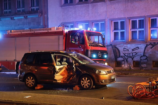 Pkw mit Stra&szlig;enbahn kollidiert (Foto: Angelo Glashagel)