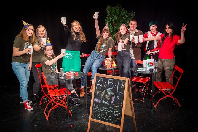 "Like me" bleibt nah an der Lebensrealit&auml;t der Abiturienten (Foto: Theater Nordhausen/Loh-Orchester Sondershausen GmbH)