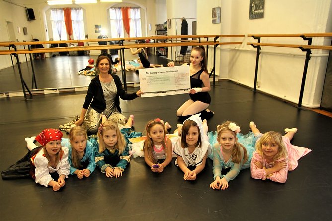 Tanzstudio Radeva spendete für den Förderverein des Theaters (Foto: Tanzstudio Radeva) Tanzstudio Radeva spendete für den Förderverein des Theaters (Foto: Tanzstudio Radeva)