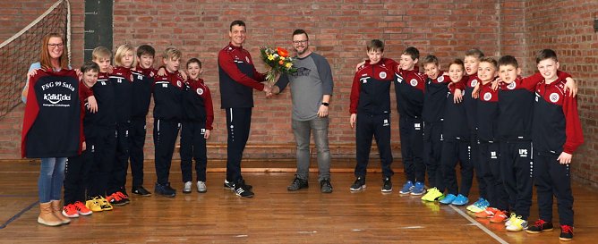 F&uuml;r die E1 der FSG Salza gab es jetzt neue Trikots (Foto: FSG '99 Salza)