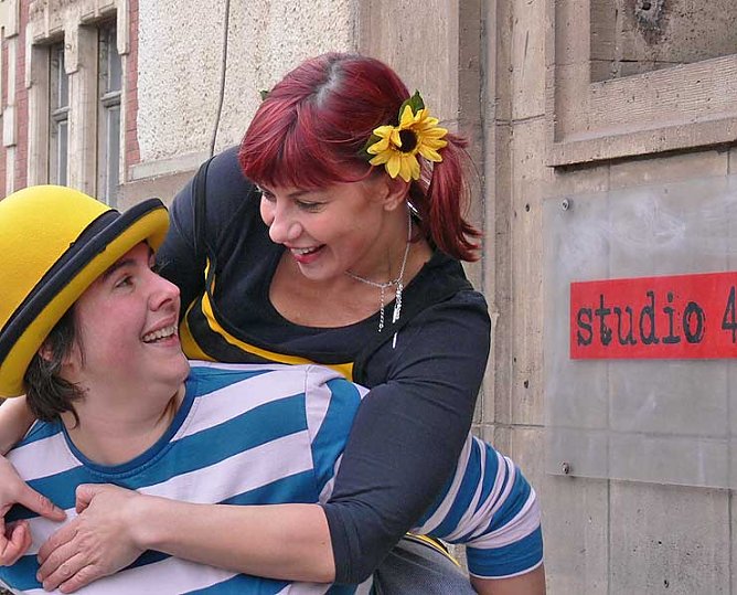 Biene mit B&ouml;ttcher (Foto: Theater)