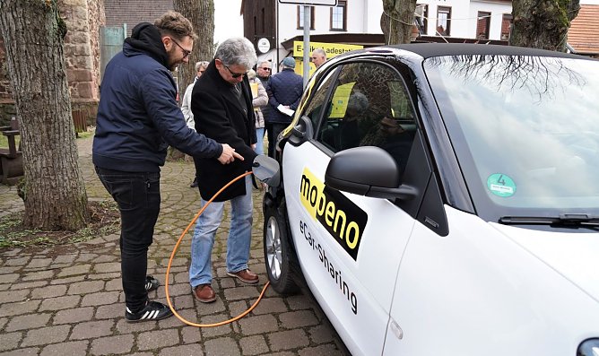 Eric Benkenstein erl&auml;uert Dirk Erfurt wie das Ladekabel gesteckt wird.  (Foto: Susanne Schedwill)