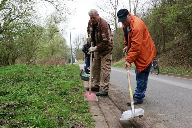 Die Mitglieder des Imkervereins bei einem fr&uuml;heren Fr&uuml;hjahrsputz in Niedersachswerfen.  (Foto: Susanne Schedwill)