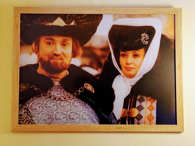 Der Schauspieler Rolf Hoppe, hier als K&ouml;nig im M&auml;rchenfilm "Drei Haseln&uuml;sse f&uuml;r Aschenbr&ouml;del", ist in Ellrich geboren. Seine Eltern hatten in der Stadt eine B&auml;ckerei.   (Foto: Susanne Schedwill)