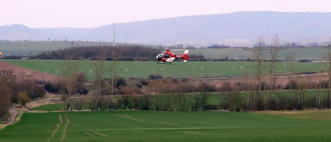 "Christoph 37" im Anflug auf die Bahnstrecke (Foto: S. Dietzel)