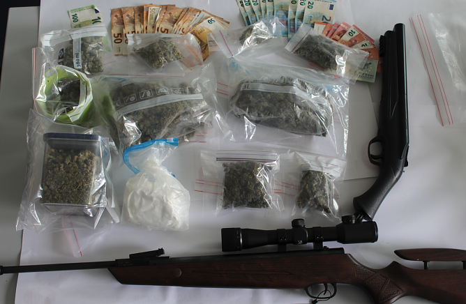 Sichergestellte Gegenstände (Foto: Landespolizeiinspektion Nordhausen) Sichergestellte Gegenstände (Foto: Landespolizeiinspektion Nordhausen)