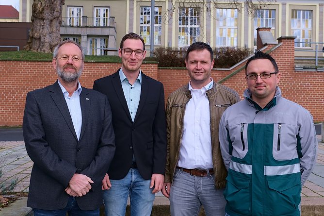 Prof. Folker Fl&uuml;ggen, Maschinenbau-Absolvent Nico Stang, Marco Buchmann und Andreas Benkstein von der DEKRA (Foto: Katrin Tschernatsch-G&ouml;ttling)
