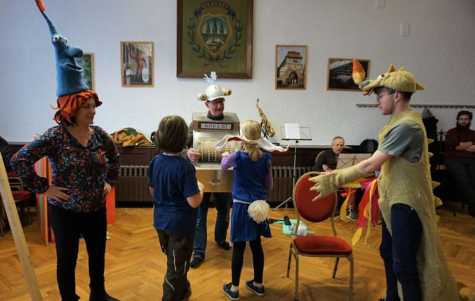 Ritter Rost und seine Freunde bei der Probe im Saal in Neustadt.  (Foto: Susanne Schedwill)
