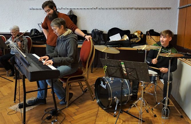 Der musikalische Leiter Marcel Weigelt schaut Christine Heimich &uuml;ber die Schulter.  (Foto: Susanne Schedwill)