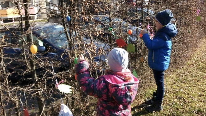 Osterdekoration am "Tierh&auml;uschen" (Foto: Peter Blei)