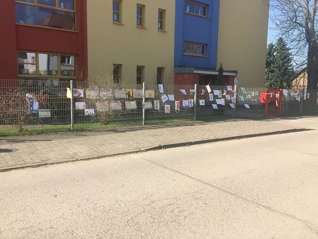 Schm&uuml;ckt den Zaun! (Foto: Kita Abenteuerland)