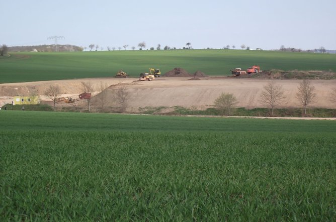 Das Bild der Deponie Am Holungsb&uuml;gel ist ein v&ouml;llig anderes geworden. Einplaniert sind Bauschutt und Erdaushub. Jetzt ist alles einplaniert, liegt unter mehreren Schichten verborgen. (Foto: A. Adlerauge)