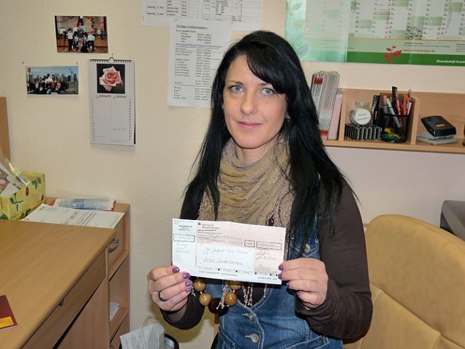 Spendescheck für Jugendweiheverein (Foto: Karl-Heinz Herrmann) Spendescheck für Jugendweiheverein (Foto: Karl-Heinz Herrmann)