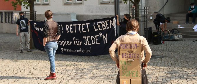 Demonstrieren unter Corona auf dem Nordh&auml;user Rathausplatz  (Foto: Angelo Glashagel)