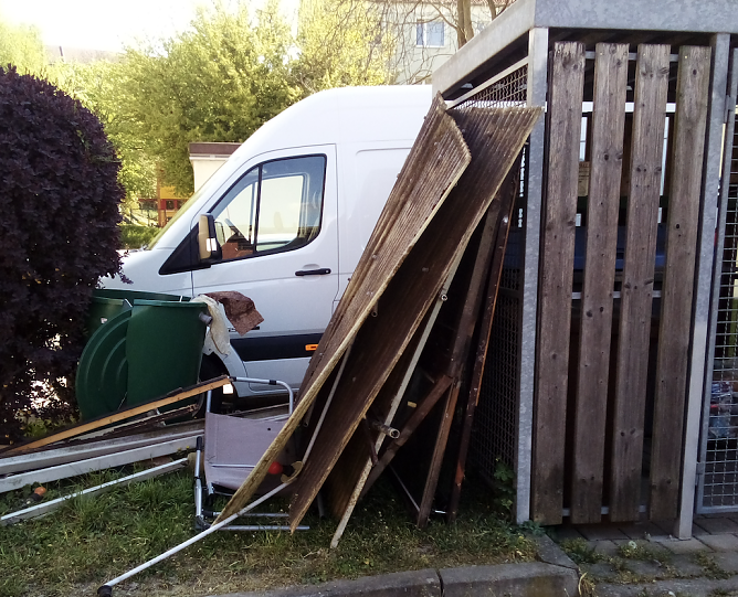 Sperrmüll abgeladen (Foto: Lothar Hillmann) Sperrmüll abgeladen (Foto: Lothar Hillmann)