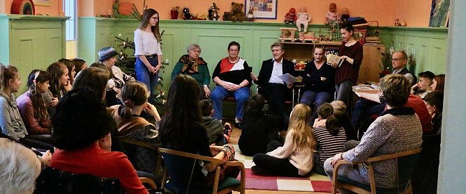 Ein Bild aus einer anderen Zeit: zum Finale des letzten Wettbewerbs sa&szlig; man noch nah beieinander und lauschte (Foto: Angelo Glashagel)