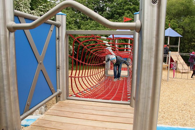 Auf dem neuen Platz wurde viel Wert auf motorische Herausforderungen gelegt (Foto: agl) Auf dem neuen Platz wurde viel Wert auf motorische Herausforderungen gelegt (Foto: agl)