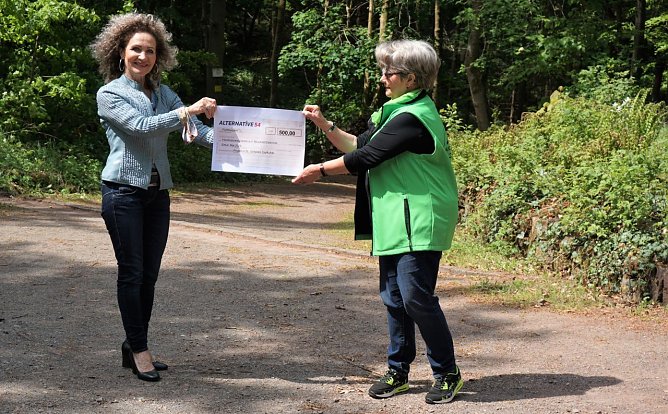 Birgit Keller &uuml;berreicht den Scheck an Christel Meyer. (Foto: Susanne Schedwill)
