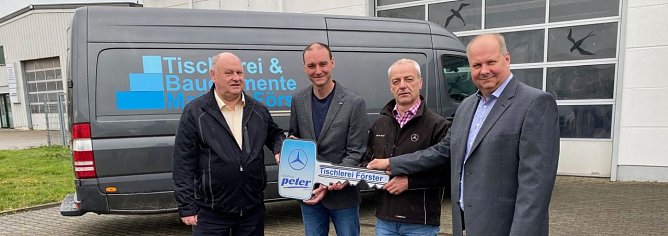 Die Schl&uuml;ssel&uuml;bergabe symbolisiert den Neubeginn f&uuml;r die Tischlerei F&ouml;rster im Gewerbepark S&uuml;d 4 in Leinefelde. Von links: Gesch&auml;ftsf&uuml;hrer Helmut Peter, Tischlermeister Mathias F&ouml;rster, Centerleiter Ren&eacute; Stange und Lackiermeister Andreas Wolf.  (Foto: H.Fischer)