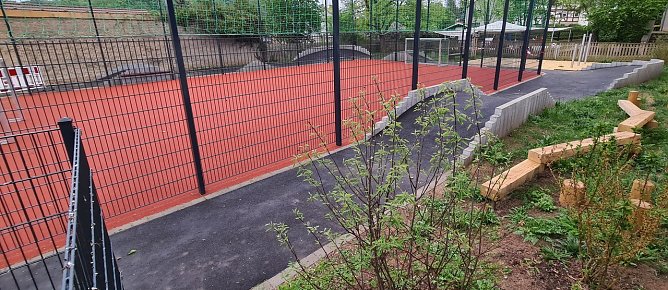Skaterbahn f&uuml;r Grundsch&uuml;ler auf dem Schulhof in Petersdorf (Foto: privat)