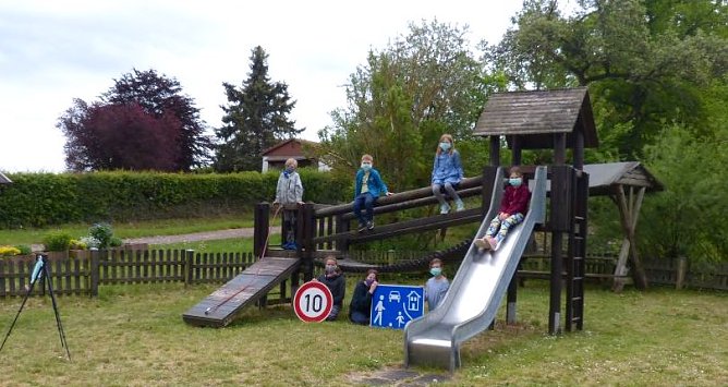 Die Kinder zeigen ihren Unmut (Foto: Christoph Burkert) Die Kinder zeigen ihren Unmut (Foto: Christoph Burkert)