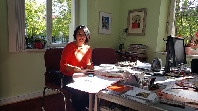  Kunsthausleiterin Susanne Hinsching kuratiert derzeit die neue Sonderausstellung Einfach tierisch- Vom Hahn zum Pferd (Foto: Pressestelle Stadt Nordhausen)