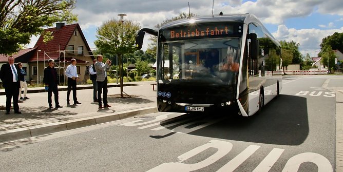 Elektroverkehr im Südharz - der Landkreis erprobt zur Zeit einen neuen E-Bus (Foto: agl) Elektroverkehr im Südharz - der Landkreis erprobt zur Zeit einen neuen E-Bus (Foto: agl)