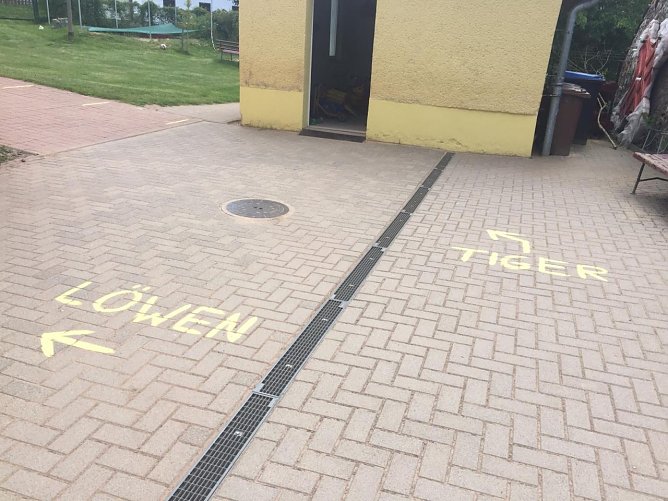 Bei den "Herreder Zeinb&ouml;ckchen werden die "L&ouml;wen" und "Tiger" im Gel&auml;nde ihrer Kita mit gro&szlig;en gelben Pfeilen auf Abstand gehalten (Foto: Johanniter-Unfall-Hilfe)