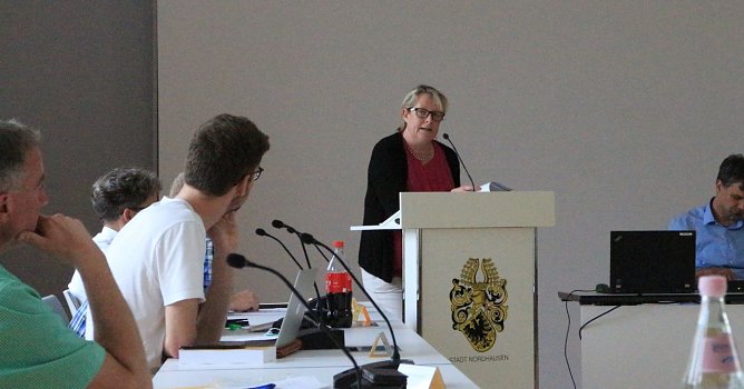 SWG-Chefin Inge Klaan stellte die Ergebnisse der Machbarkeitsstudie im Ausschuss vor (Foto: agl)